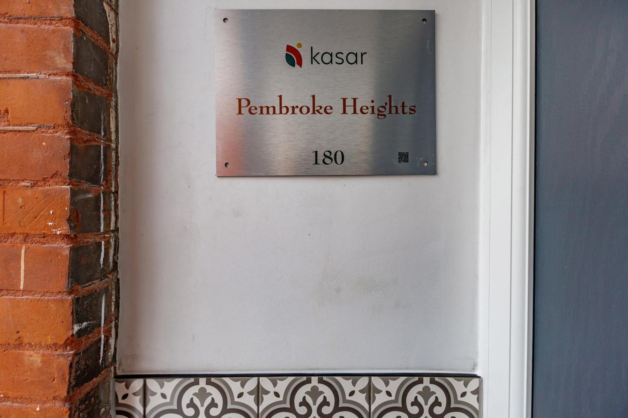 Pembroke Heights Aparthotel Chatham  Exteriör bild